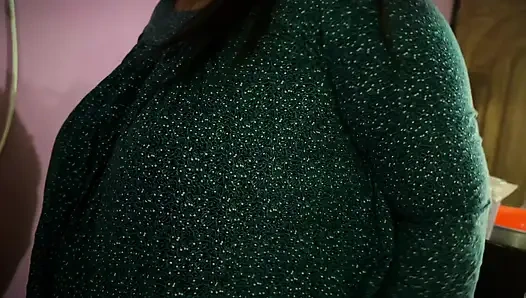 Ateşli orta yaşlı seksi Müslüman yenge mutfakta yemek yaparken debar tarafından anal sikiliyor ve kocası evde değil - Arap anal seks