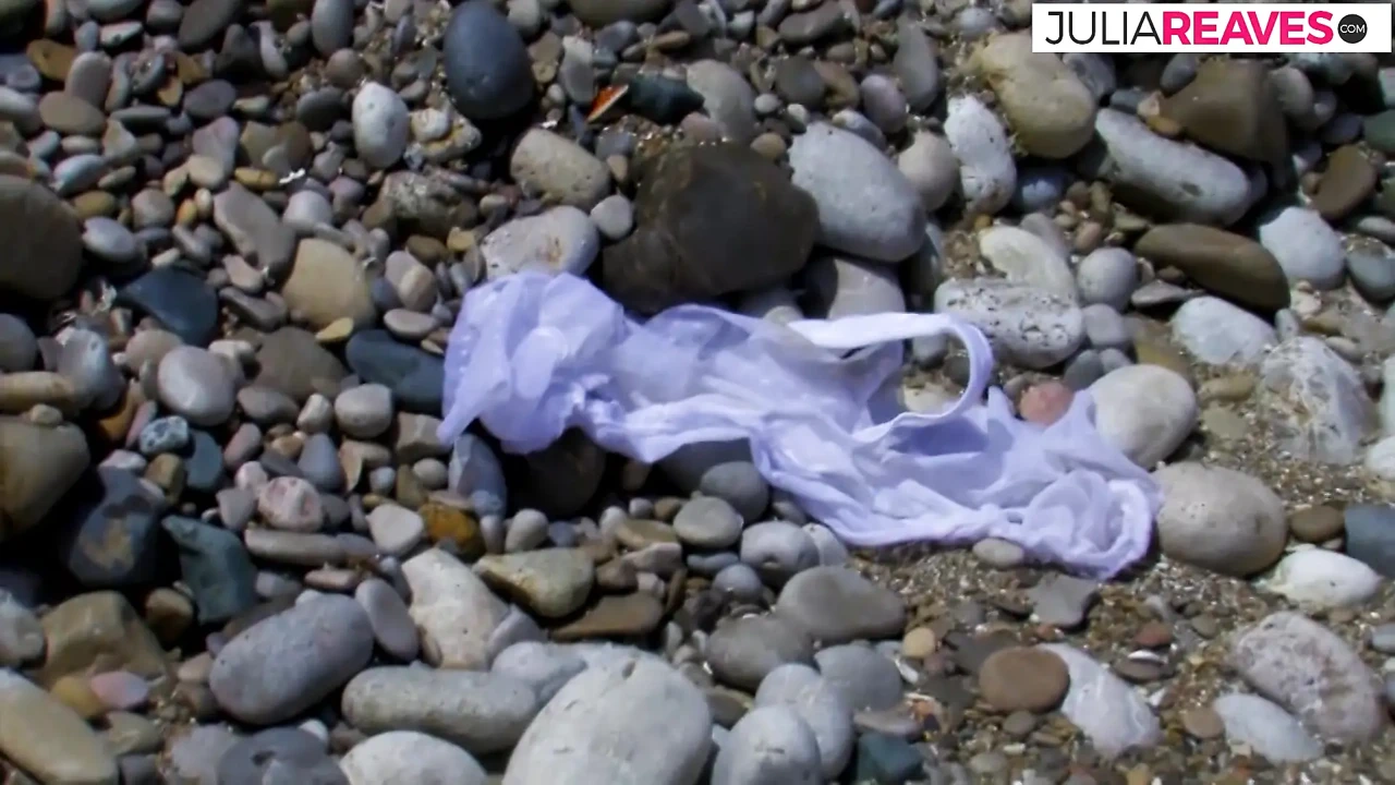 Fucking on the beach by the sea is the hottest thing