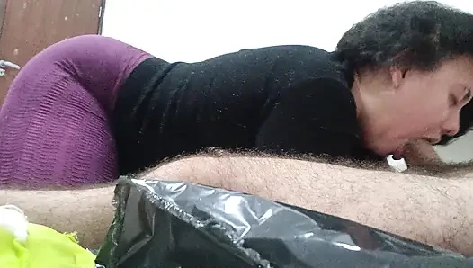 FITNESSSTUDIO-BLOWJOB, SIE KOMMT DURSTIG NACH EINEM NASSEN BLOWJOB