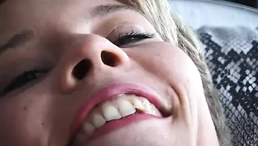 Блондинка-ебля трахает пальцами