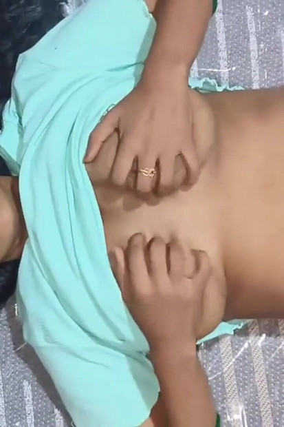 Dicke möpse bhabhi spielt mit ihren dicken möpsen und nippeln