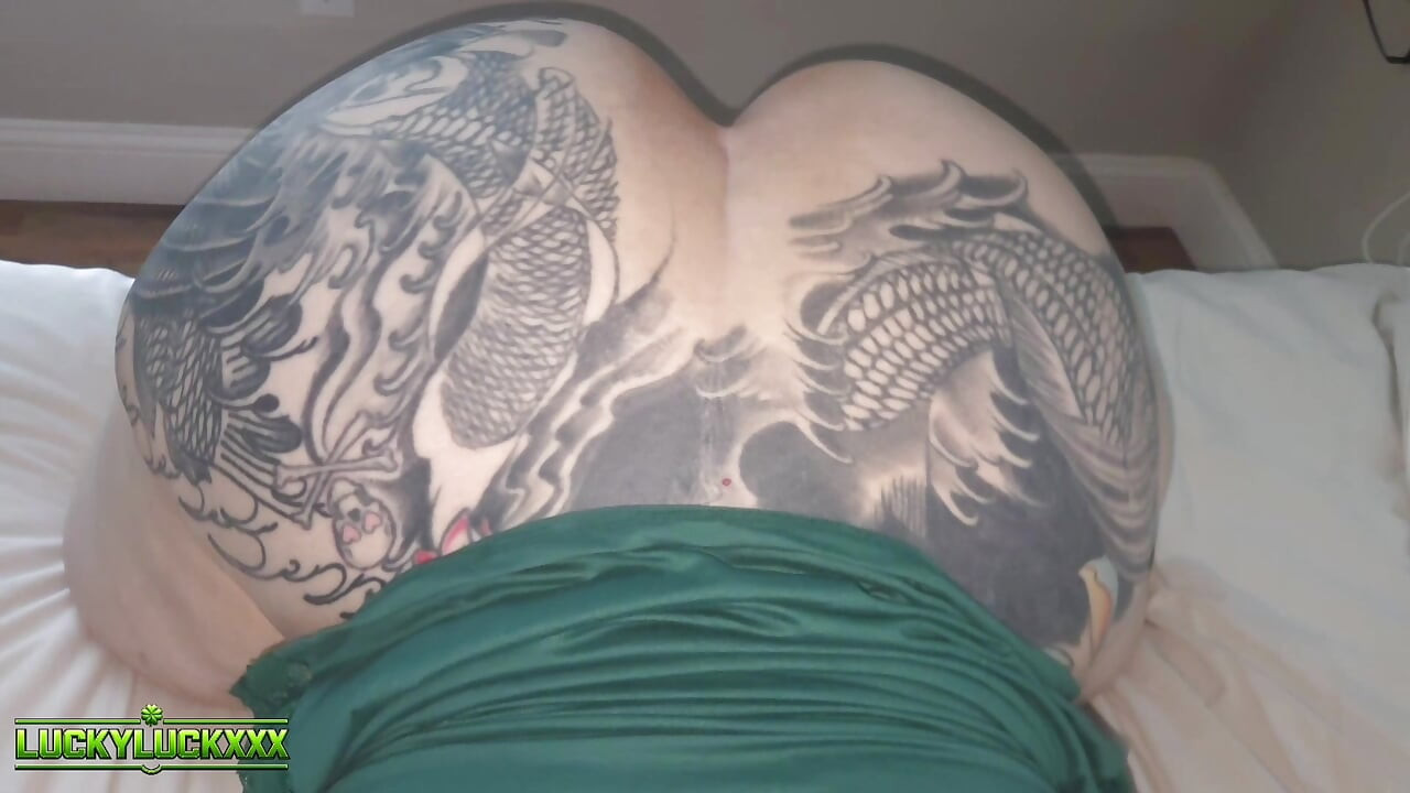 Sortuda garota Inkdup é fodida, fisted e engole 2 gozadas