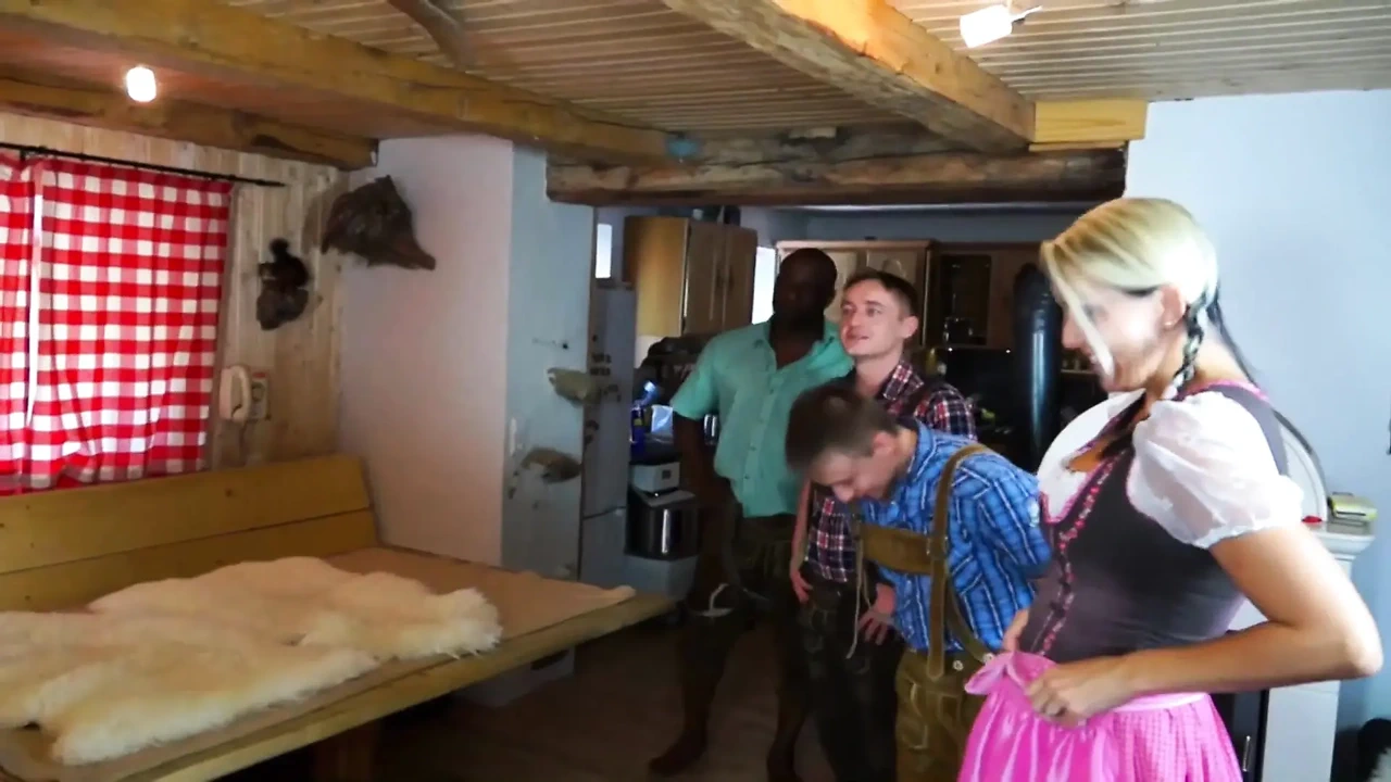 来自法国的金发女郎在Ir四人行中被狠