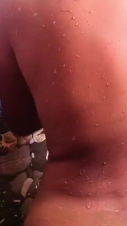 アム・クッティは彼女の胸に石鹸を塗り、マッサージし、輝かせます。 | クリップ 1