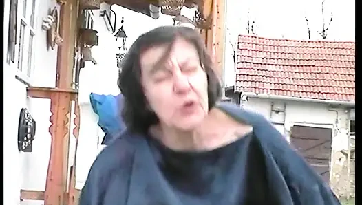 Возбужденная бабушка хочет, чтобы молодой мужик трахнул ее на заднем дворе