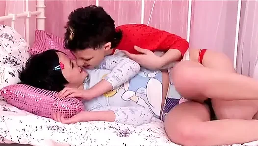 Çarpıcı küçük fahişeler lezbiyenlerin nasıl sikiştiklerini gösteriyor