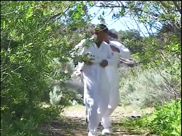 Pastuh astronauta slijeće na planet gdje mu plavuša primitivna cura puši kurac na otvorenom