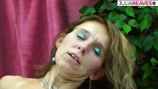 Милфа с волосатой киской скачет на члене как звезда