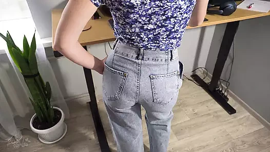 Milf-sekretärin in high taille, jeans neckt ihren schönen hintern