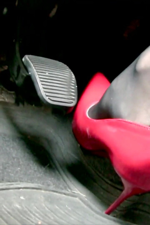 Fahren in Scarlet Patent Pumps und Phillipe Matignone Rosed strümpfen