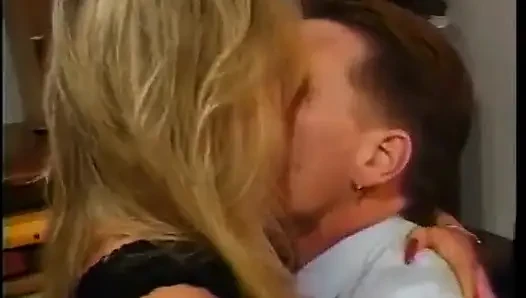 Geiler mann fickt atemberaubende blonde floozie mit dicken möpsen montana gunn auf seinem arbeitstisch