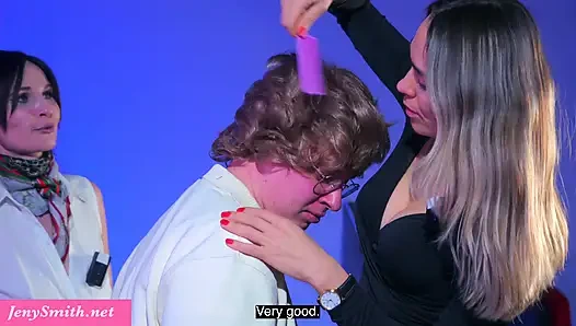 Ateşli orta yaşlı seksi kadın Jeny Smith ve azgın Veronica Charm 18+ genç bir ineği baştan çıkardı.