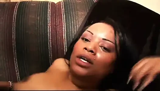 Seksi dövmeli zenci kız domalma pozisyonunda sikişiyor... ağzına boşalma