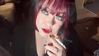 Brittisk tårta tina snua drar på hennes perky bröstvårtor & kedja röker 2 cigaretter - stora tuttar bbw tillfredsställer år rökning fetisch
