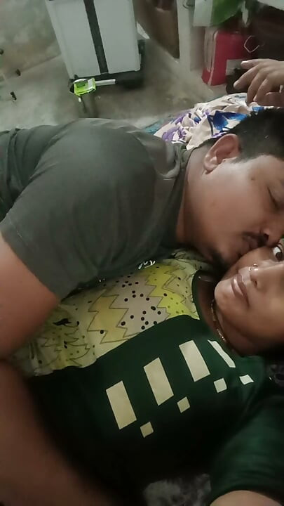 Romance entre irmão mais velho e enteada na cama dela