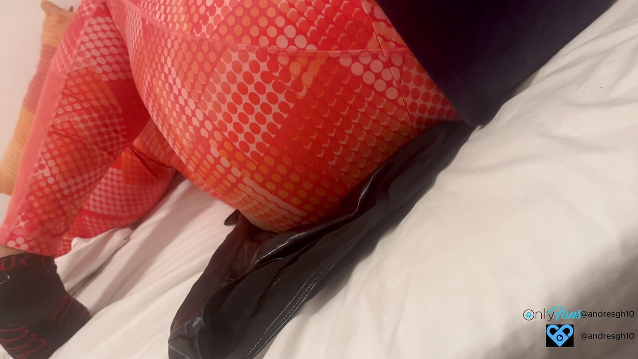 Anale masturbatie met een legging