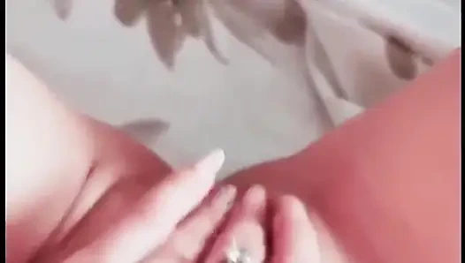 Evde tek başına mastürbasyon yapıyor