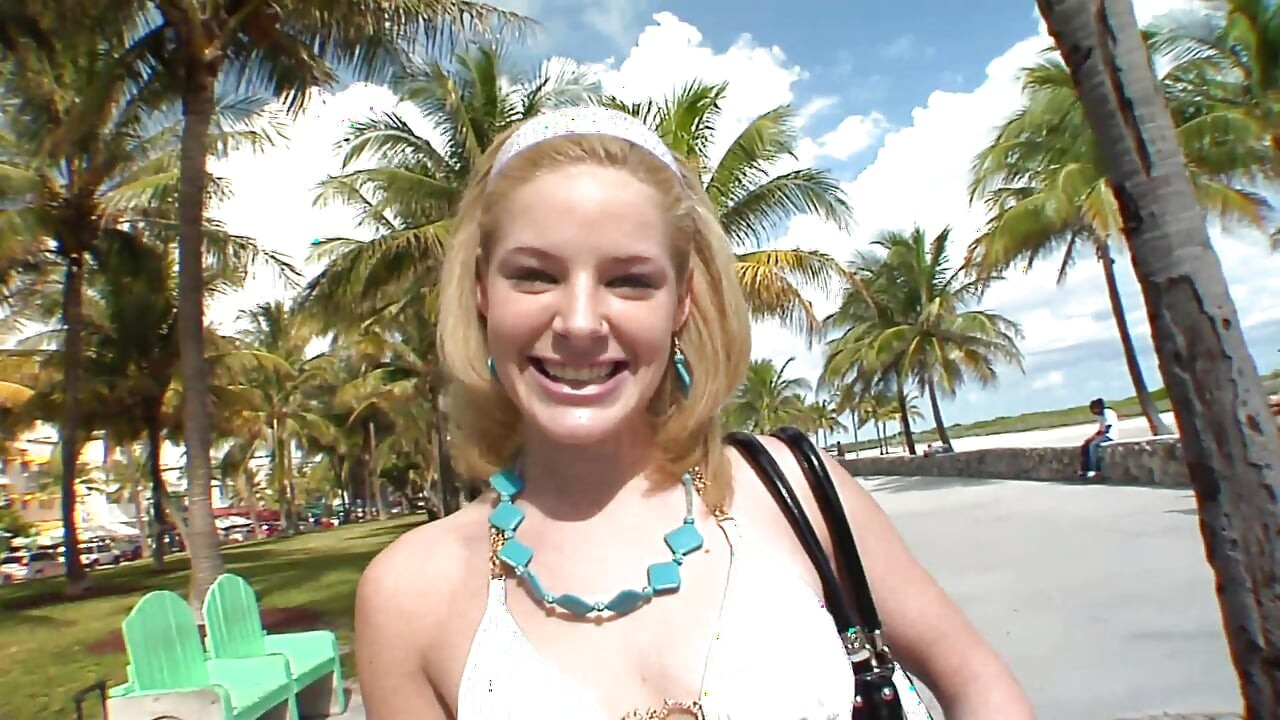 Blond nastolatka zostaje zerżnięta przez dużego twardego kutasa