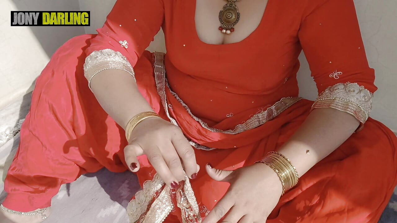 Punjabi Bhabhi pintou a unha no telhado