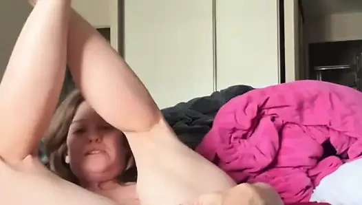 Yalnız kadın mastürbasyon yapıyor - oyuncak yok