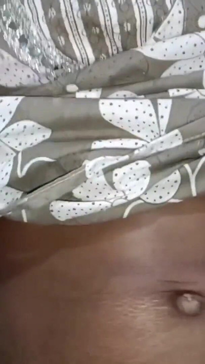 이웃은 수디프타가 그녀를 핑거링하는 것을 보았고, 그녀의 땅을 잡고 그녀를 밑으로 끌어당긴 다음 소변을 보았습니다 | 흑인 대물 자지와 섹스하는 흑인 대물