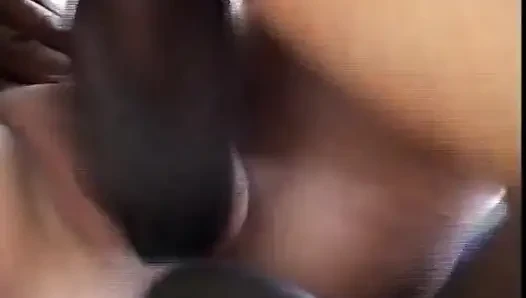 Tante semok ini didobel penetrasi sampai dicrot di mulut sama tiga kontol raksasa pria kulit hitam