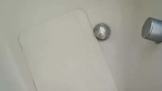 Duşta mastürbasyon ve boşalma 01