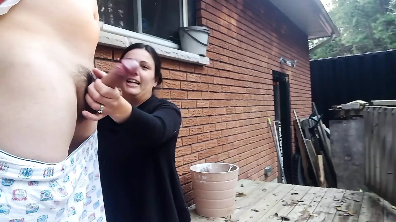 为我们的邻居在户外打手枪和射精