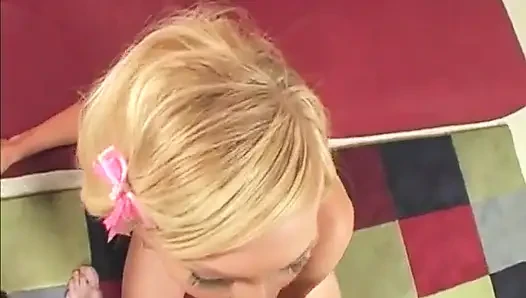 Das blonde aloha-mädchen bekommt nach dem heißen fick ihr smiley-gesicht mit sperma bespritzt
