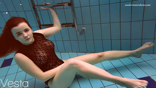 克罗地亚女郎vesta在游泳池里赤身裸体