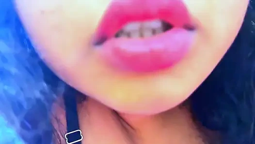 Arap Müslüman ateşli hizmetçi yastığı otel yatağında sikişiyor sonra yabancı bir adam büyük götünü görüyor ve elle muameleye başlıyor