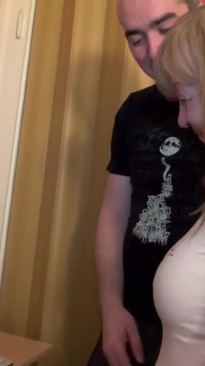 Must-see moment from "Die Nachbars Milf mit enger Fotze auf der Couch befridigt"