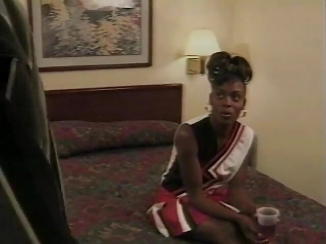 Une pom-pom girl noire apprend de nouveaux coups de baise et de sucer