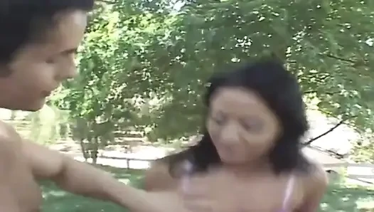 Azgın esmer kızlar sert sikişmeden önce açık havada birbirlerini yalıyor