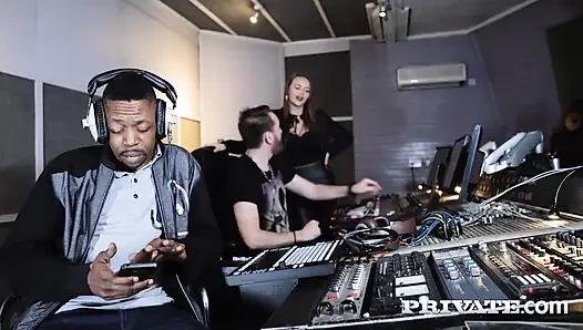 Roxee couture si tante semok lagi asik ngentot sama pria antar ras