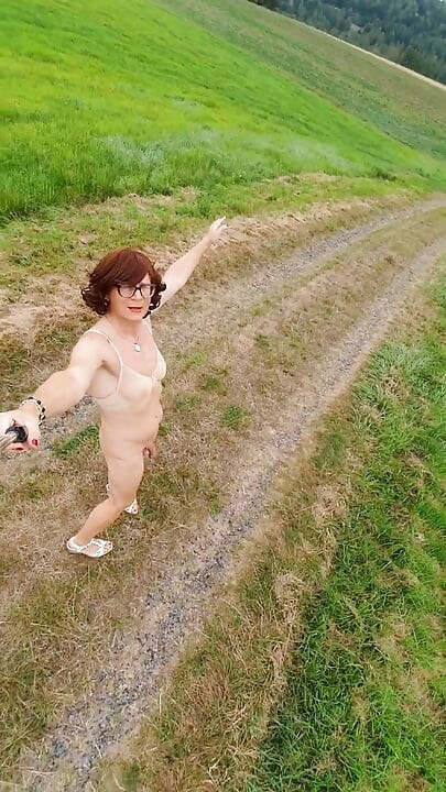 Nackt und alleine draußen im Feld