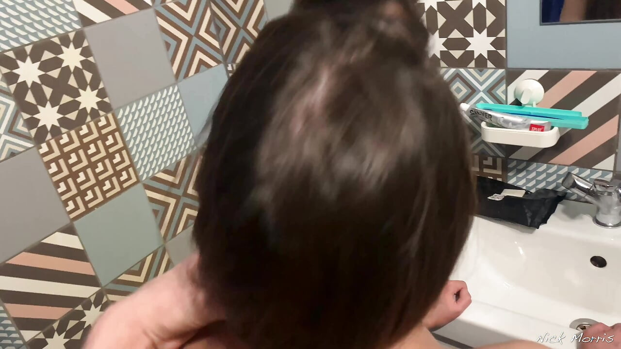 在淋浴間幹我朋友的女孩