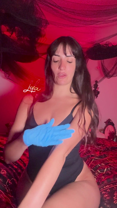 Lola Reina - Watch Me Play with My Hands, My Gloves, and Destroy Them