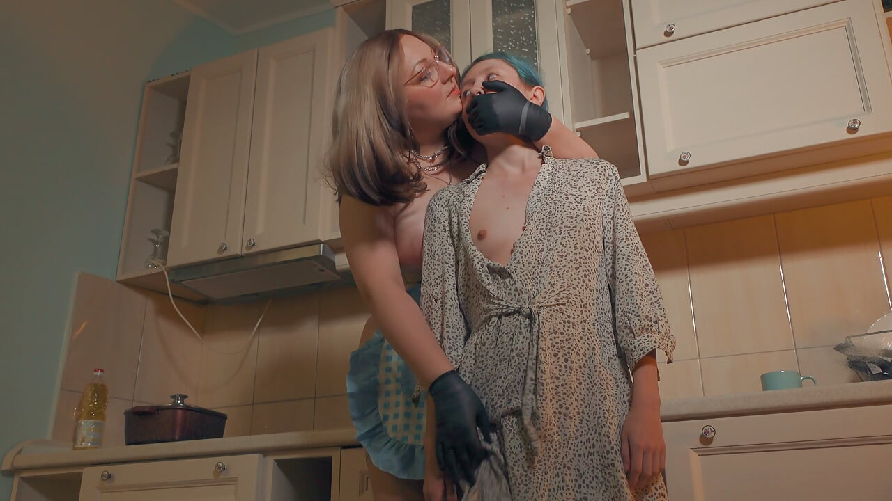 Hand Over Mouth Kitchen Ownership - Tall Stepmom Claims Skinny Stepdaughter