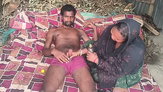 Desi bhabhi Aakar tel malish ki aur gand Mari