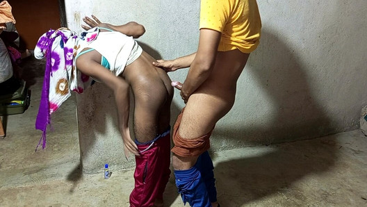 Jovem garoto rasgou a bunda do eunuco. Esta manhã, ele fodeu o eunuco.