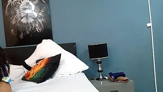 Orgazm olana kadar kız arkadaşımla makaslıyorum