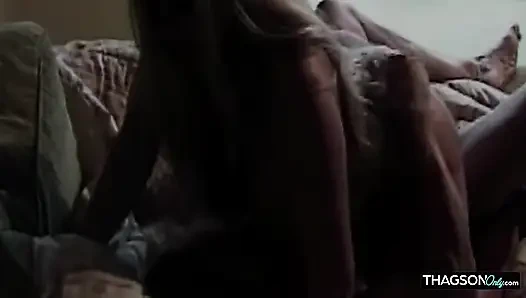 Vollbusige blonde MILF verschlingt schwanz und wird tief geritten