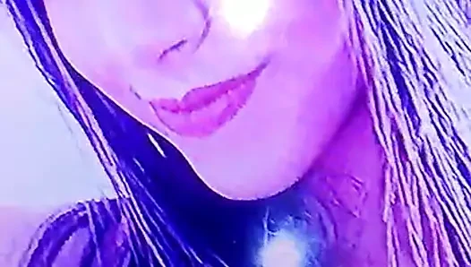 Nicolle Helen boşalıyor