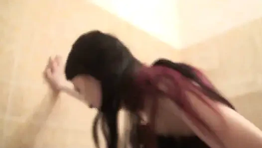 Писаю и плююсь на него в ванной