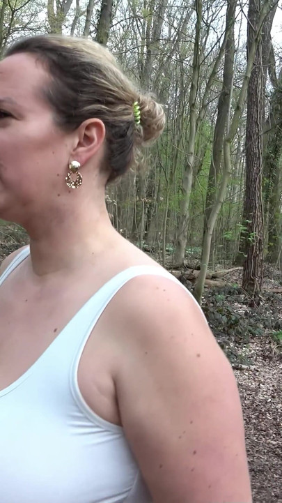 Jongen verleidt Duitse weelderige bbw-rijpe Kathy diep om zijn lul op een openbare plaats te zuigen