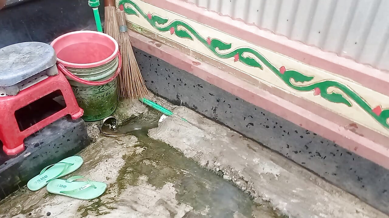Amateur desi heiße stiefmutter, dicker arsch, großer nippel, dusche im freien, exklusive szene von ihrem stiefsohn gefangen genommen