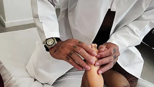 Tukang pijat terapis nakal berhubungan seks dengan cebol