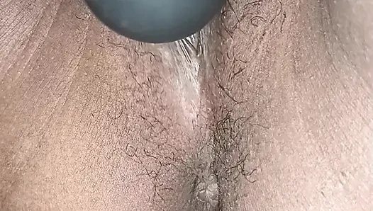 Vibratörle mastrubasyonun tadını çıkarıyor