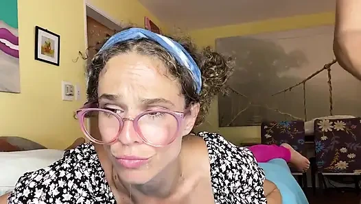 Cewek sange ini lagi asik nyepong dan ngocok kontol sampai dicrot di dalam! Inilah sudut lain dari ketika kami pergi ke live kemarin!